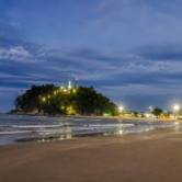 O Morro do Cristo iluminado, o reflexo das luzes na areia molhada e o mar tranquilo compõem um dos cenários mais bonitos do litoral paranaense. Um fim de tarde que mostra toda a beleza e o encanto da nossa cidade, mesmo sob o céu nublado.

📍 Praia Central de Guaratuba
📸 Um registro especial da magia do litoral ao cair da noite.
Foto Cleomar Diesel