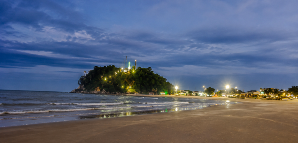 O Morro do Cristo iluminado, o reflexo das luzes na areia molhada e o mar tranquilo compõem um dos cenários mais bonitos do litoral paranaense. Um fim de tarde que mostra toda a beleza e o encanto da nossa cidade, mesmo sob o céu nublado.

📍 Praia Central de Guaratuba
📸 Um registro especial da magia do litoral ao cair da noite.
Foto Cleomar Diesel