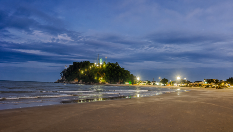 O Morro do Cristo iluminado, o reflexo das luzes na areia molhada e o mar tranquilo compõem um dos cenários mais bonitos do litoral paranaense. Um fim de tarde que mostra toda a beleza e o encanto da nossa cidade, mesmo sob o céu nublado.

📍 Praia Central de Guaratuba
📸 Um registro especial da magia do litoral ao cair da noite.
Foto Cleomar Diesel